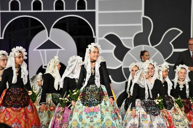 Las candidatas infantiles se colocan en posición para dar paso a la elección de las nuevas representantes de la fiesta.