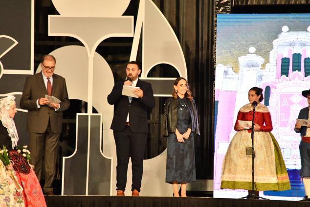 El notario junto a Raúl Asensi, secretario del jurado, y Paula Tomás, presidenta del mismo, en el momento de apertura de sobres.