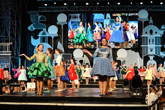 Las candidatas infantiles salen en conjunto al escenario vestidas con su traje de gala.