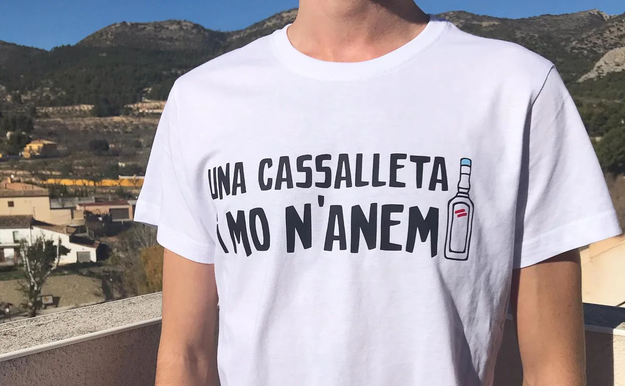 Camiseta con un diseño de la marca 'dues tasses'. 