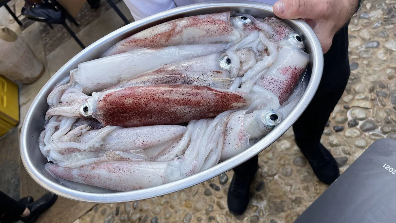 Una bandeja de calamares recién pescados en la isla.