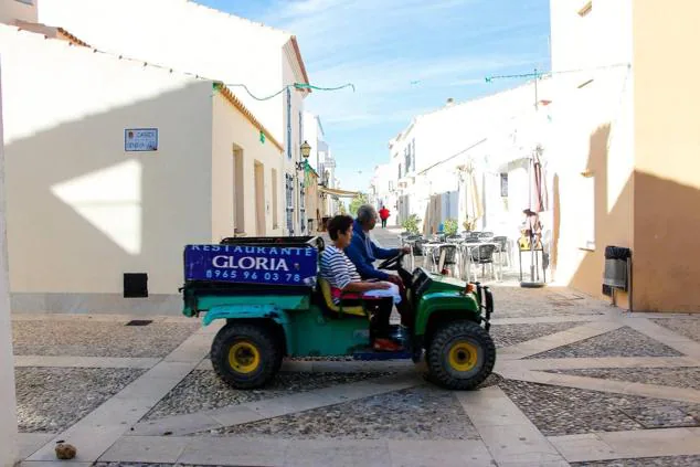 En Tabarca son típicos los tractores para desplazarse por la isla.