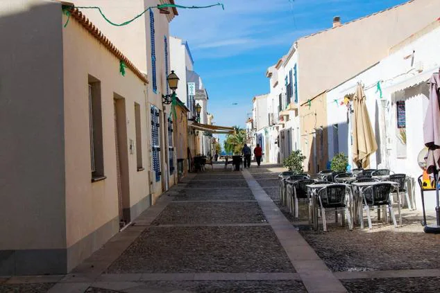 El carrer d'Enmig de la isla de Tabarca.