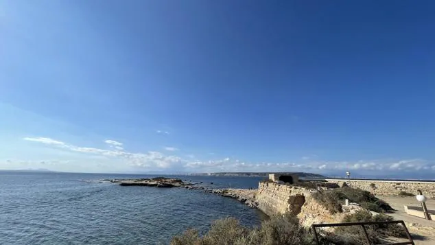 Vista de la muralla que pone fin a la isla.