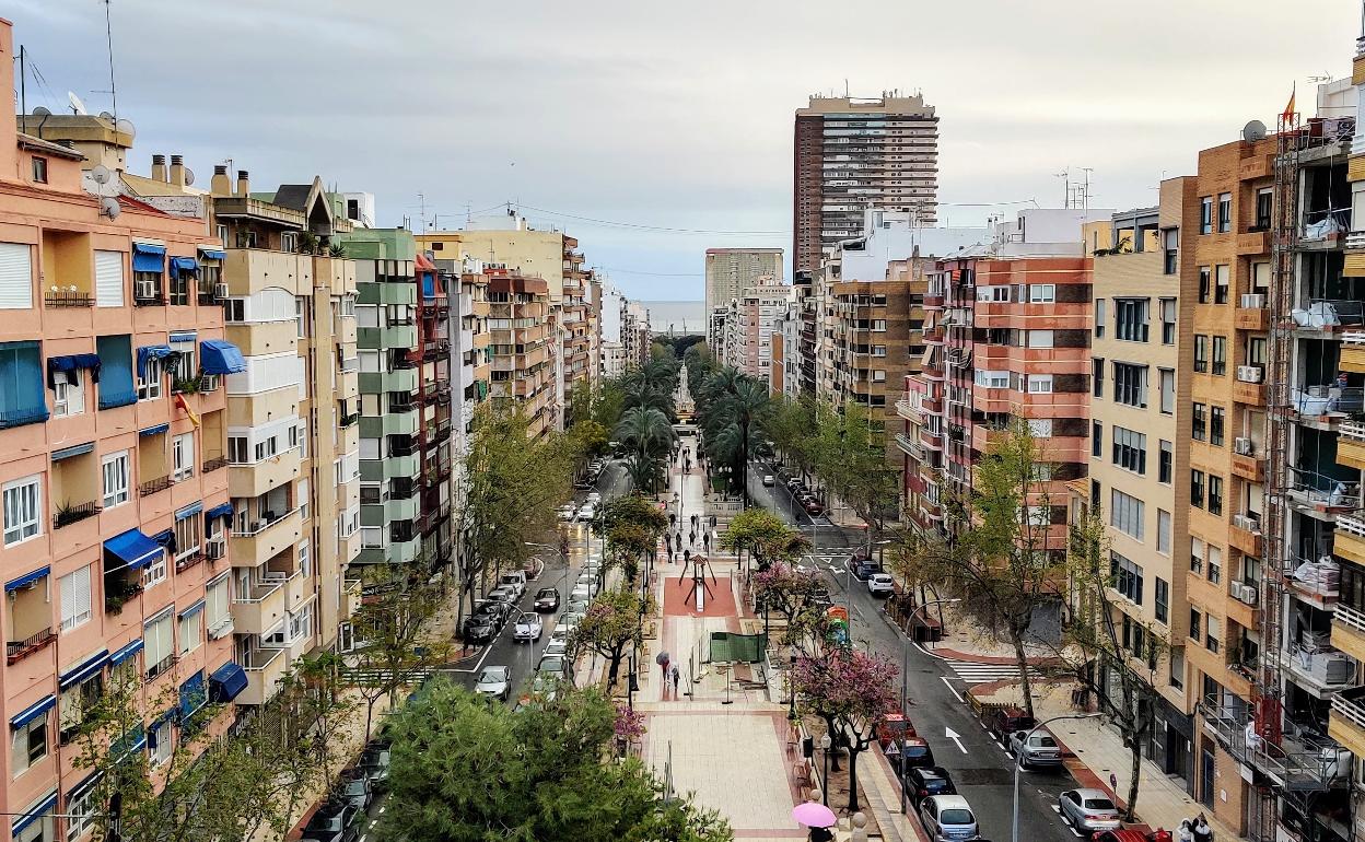 El centro de Alicante con nubes altas. 