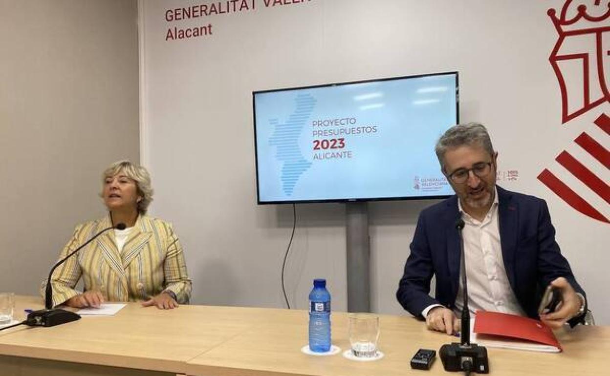 El conseller de Hacienda, Arcadi España, y la delegada del Consell en Alicante, Antonia Moreno 