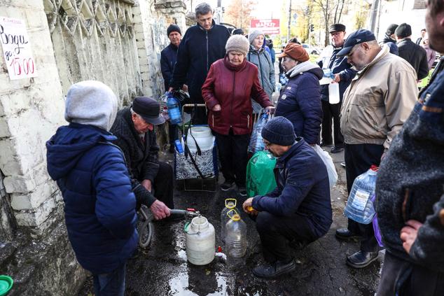 Los habitantes de Kherson sacan agua en la ciudad recientemente recapturada, el 14 de noviembre de 2022.