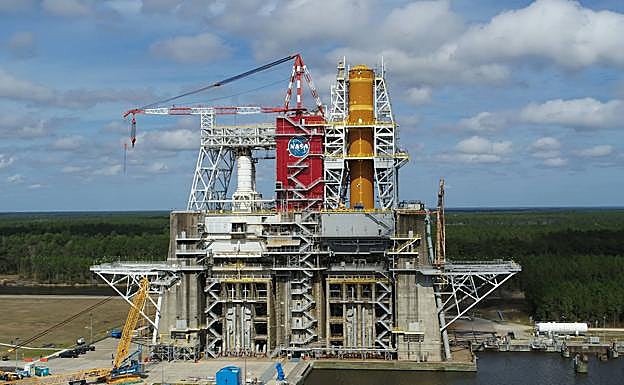 Imagen de 2020 del banco de pruebas B-2 en el Centro Espacial Stennis de la NASA con la primera etapa central de vuelo para el nuevo Sistema de Lanzamiento Espacial (SLS).
