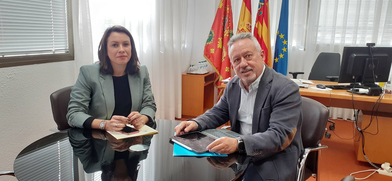 La alcaldesa de Orihuela, Carolina Gracia, con el gerente del departamento de salud de Torrevieja. 