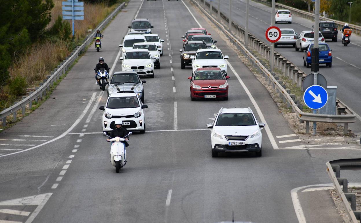 Vehículos en circulación en una vía de la provincia.