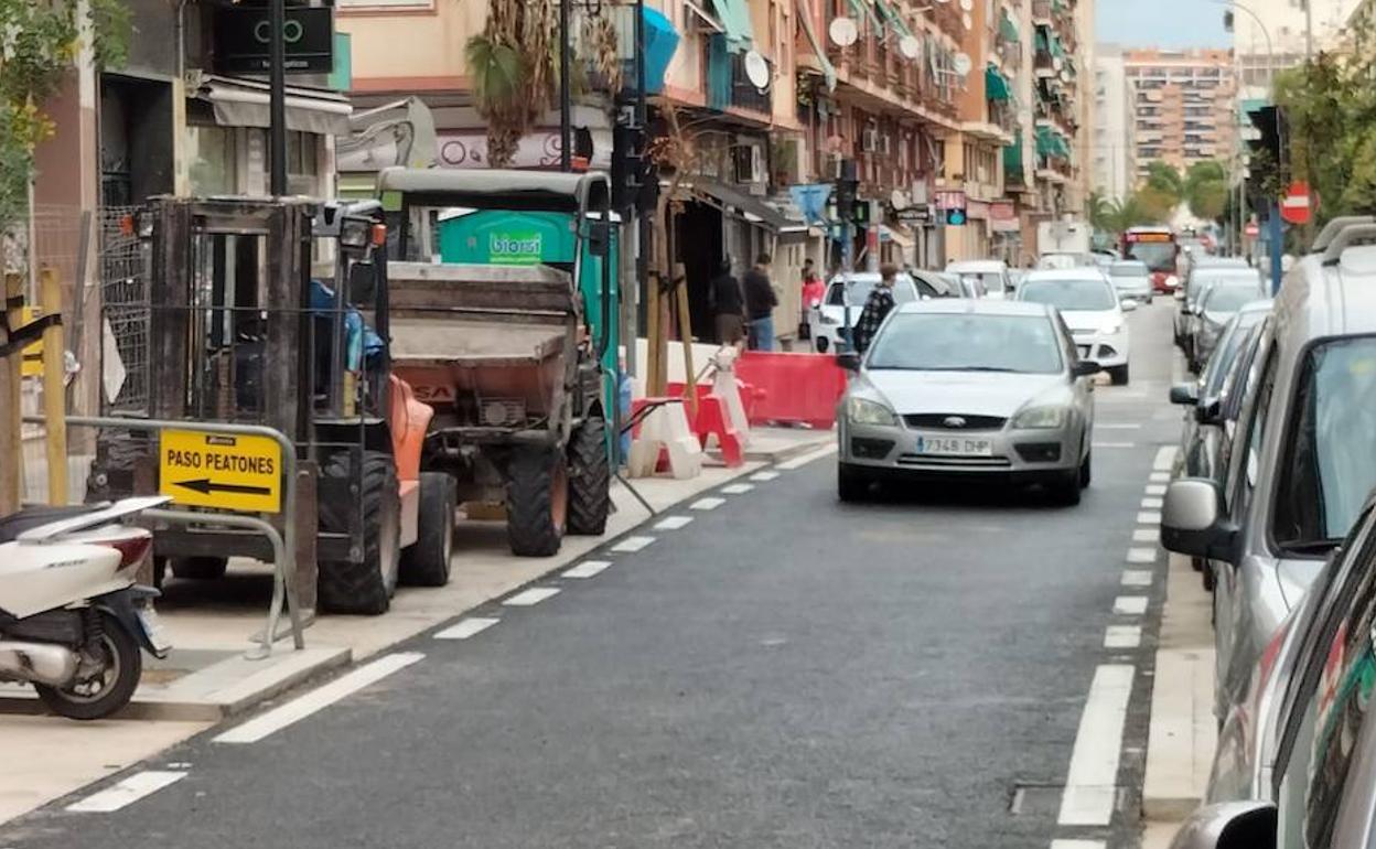 Los automóviles y autobuses ya circulan por la calle San Mateo.