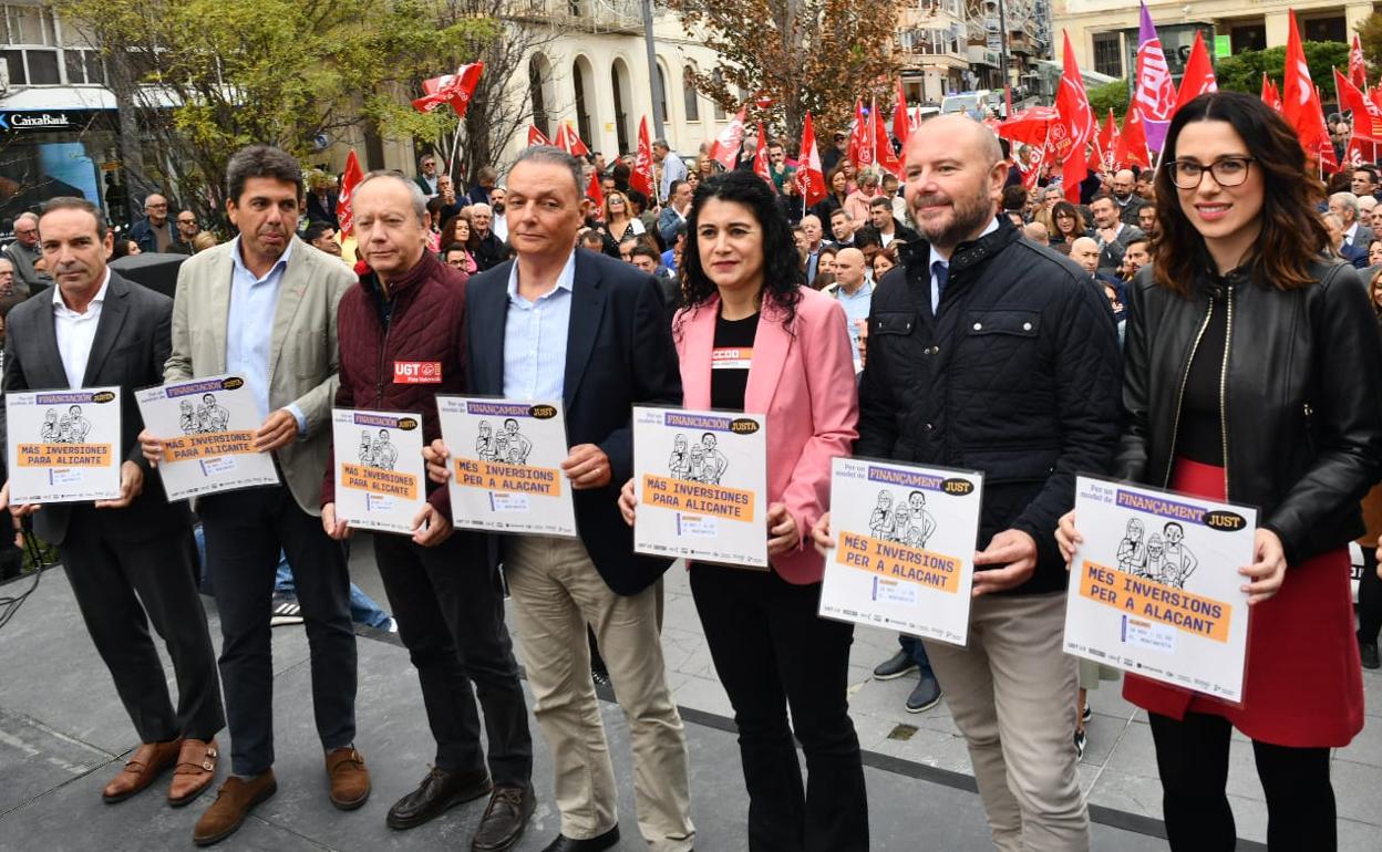 Políticos, sindicalistas y empresarios, en el estrado de la protesta.