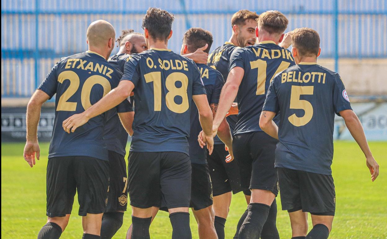 Varios jugadores del Intercity celebran un gol 