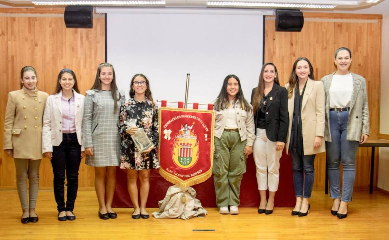 Cayetana González, a la derecha del banderín, con la concejal de Fiestas y las Belleas y Damas de Honor.