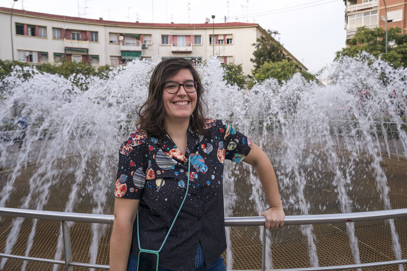  Andrea en una plaza del barrio en el que vive en la que fue casa de su abuela. 