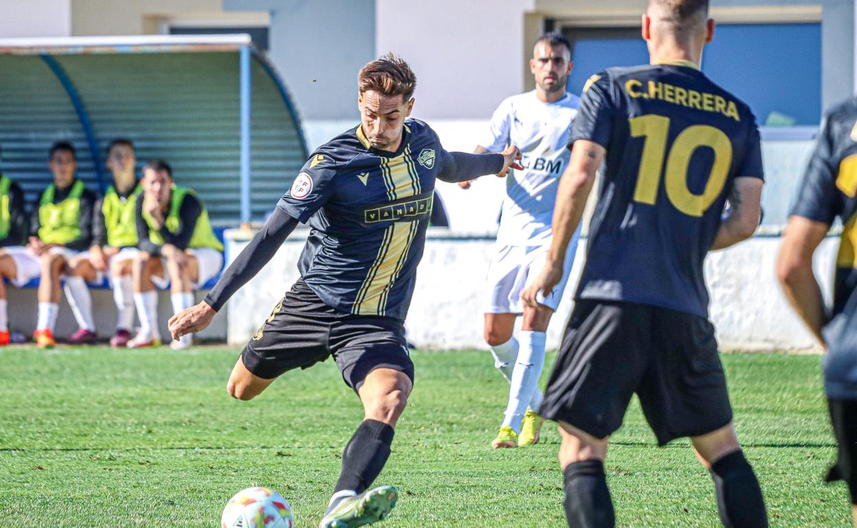 Miguel Marí se dispone a disparar a portería en un lance del encuentro de este mediodía. 