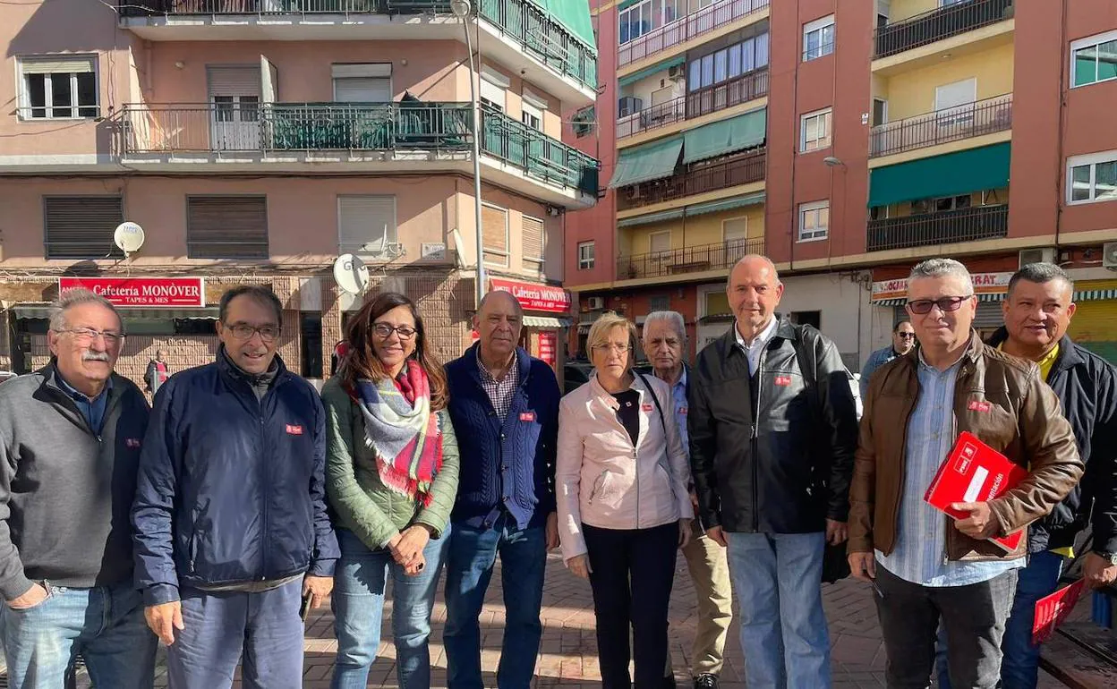 Ana Barceló, con miembros del grupo municipal socialista y miembros del PSOE local, de visita en Altozano.