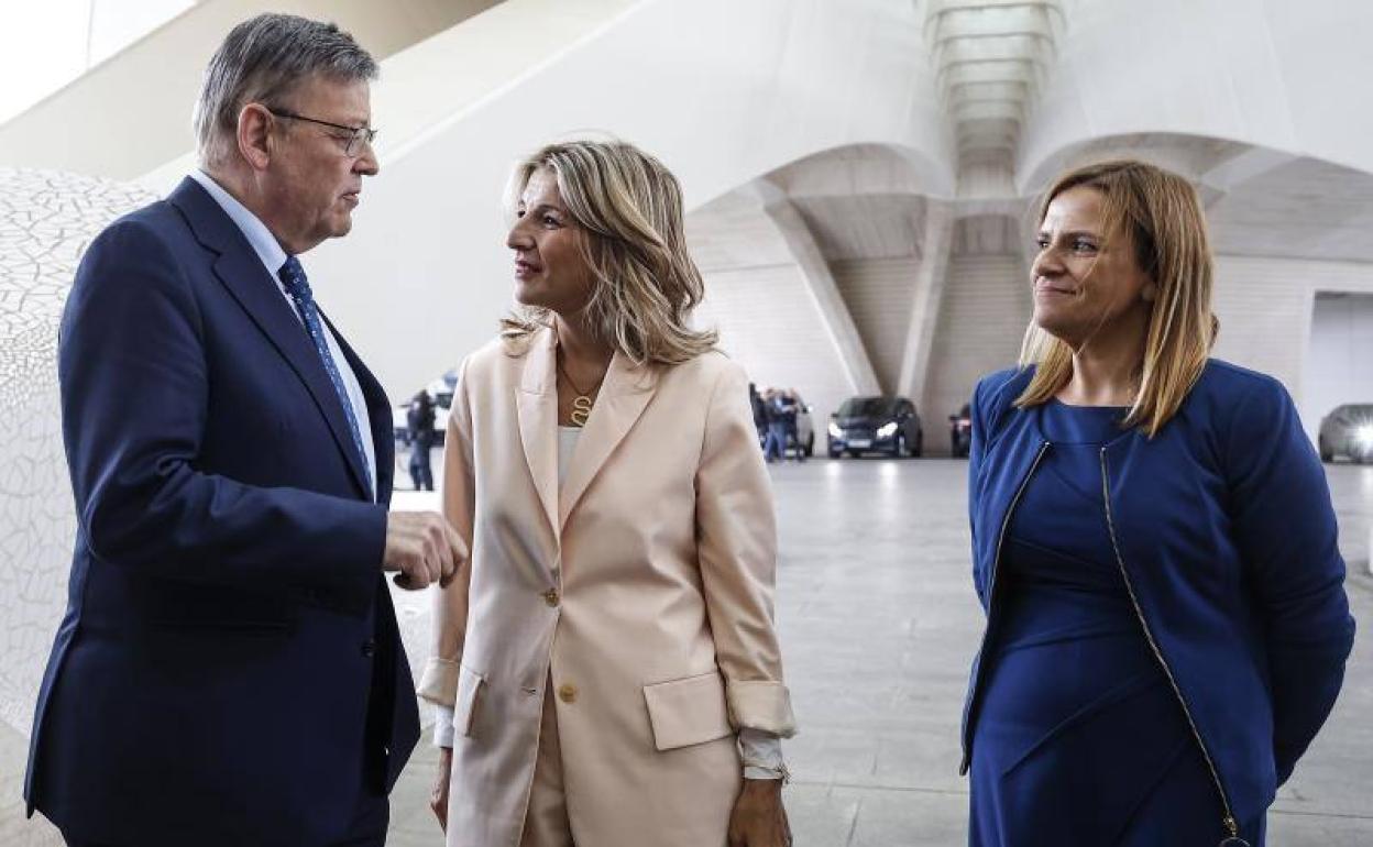 El presidente de la Generalitat Valenciana, Ximo Puig, y la vicepresidenta ministra de Trabajo y Economía Social, Yolanda Díaz, y la delegada del Gobierno en la Comunitat, Pilar Bernabé, conversan en Valencia. 