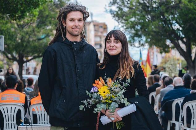 Los artistas Carlos Lorenzo y Natalia Ferro, creadores de la escultura.