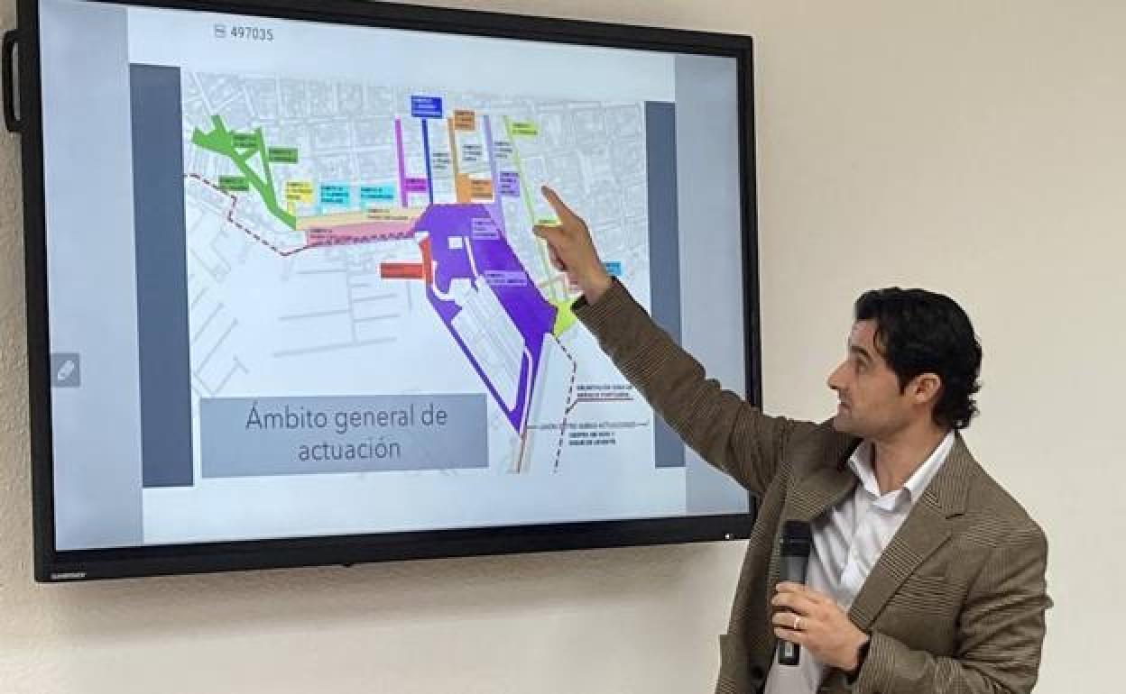 El alcalde de Torrevieja, Eduardo Dolón, epxlica el proyecto. 