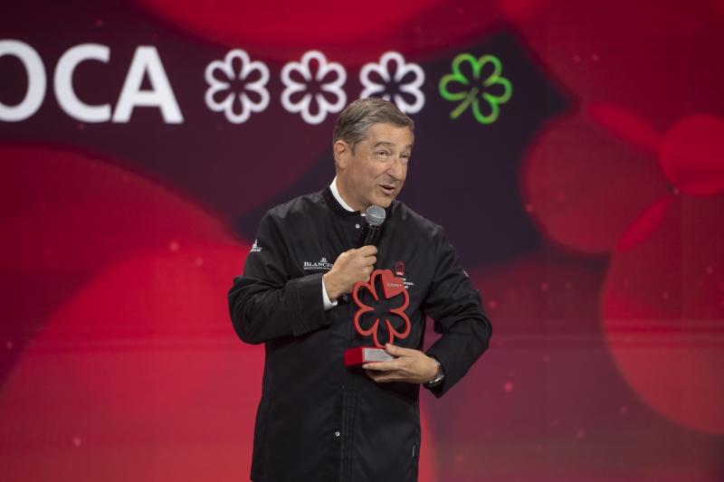 El cocinero Joan Roca tras recibir el premio "Chef Mentor" durante la Gala de la Guía Michelin 2023 