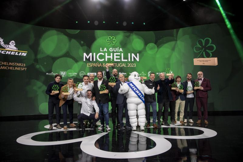 Imagen de los cocineros con que han conseguido la "Estrella Verde" durante la Gala de la Guía Michelin 2023