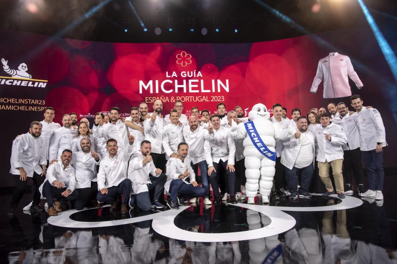 Los cocineros con una estrella Michellin posan durante la Gala de la Guía Michelin 2023