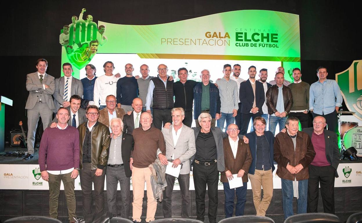 Jugadores, históricos del club y directiva en el acto por el centenario del Elche