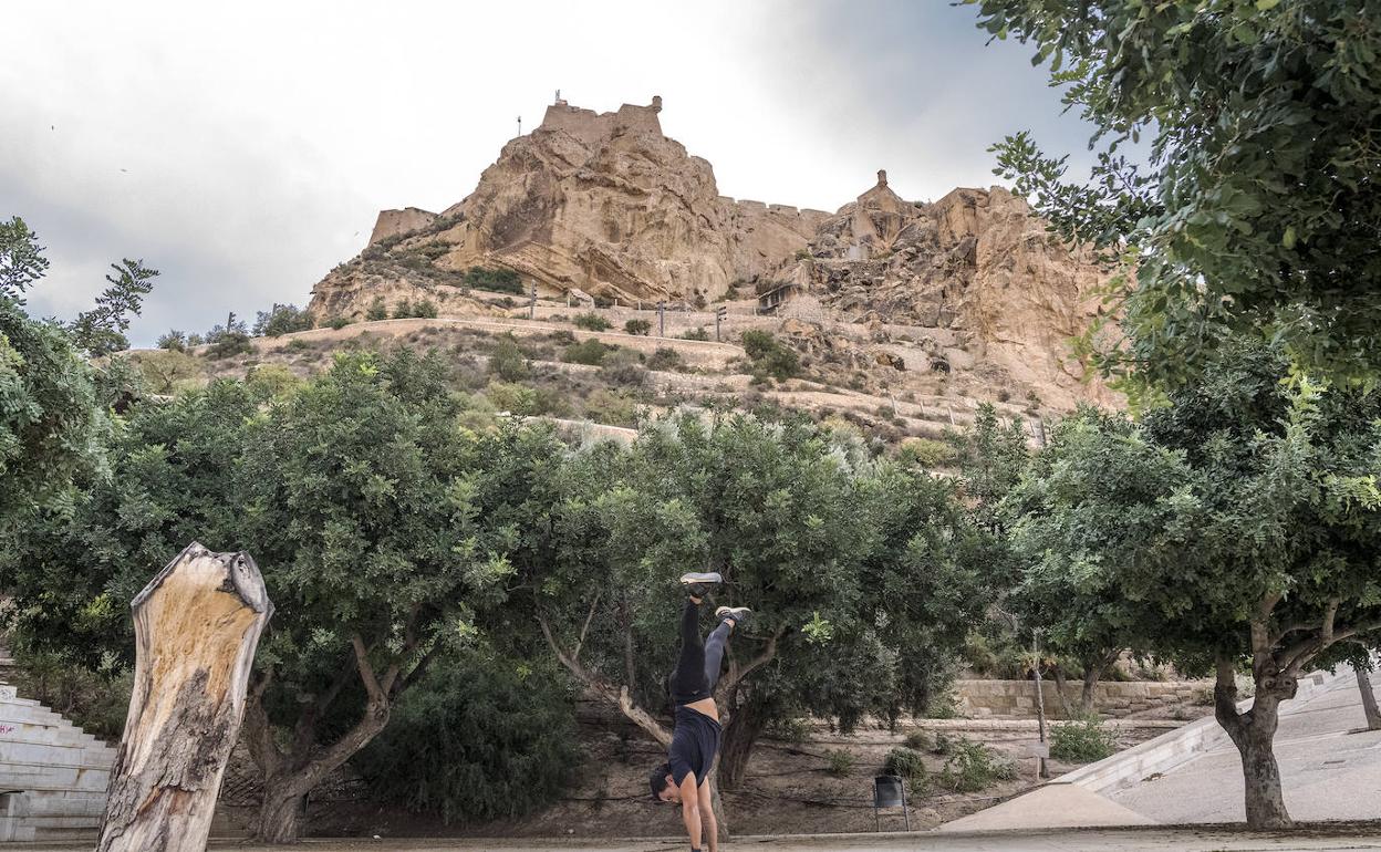 Nubes sobre el castillo de Santa Bárbara.
