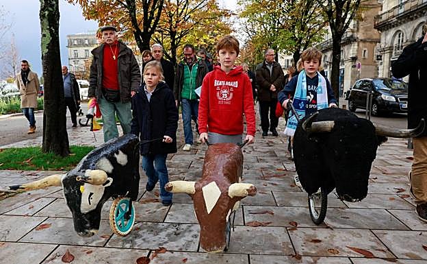 Partidarios de los toros se manifiestan en Bayona (Francia).