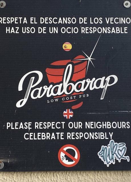 Imagen - Cartel de un pub del Casco Antiguo pidiendo silencio en las calles.