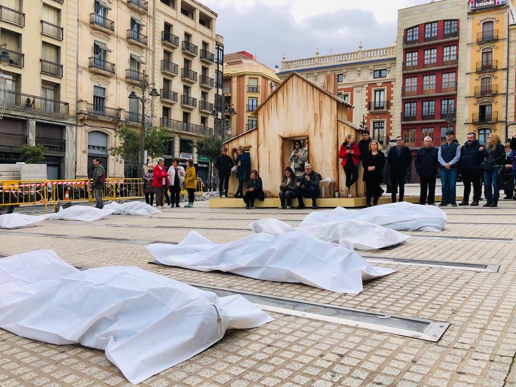 La acción ha tenido lugar en la plaza de España con ocasión del 25N. 
