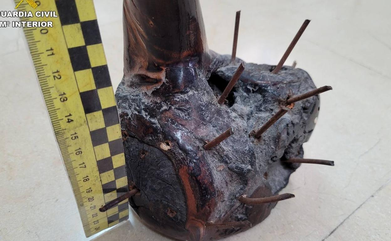 El bastón modificado con puntas metálicas 