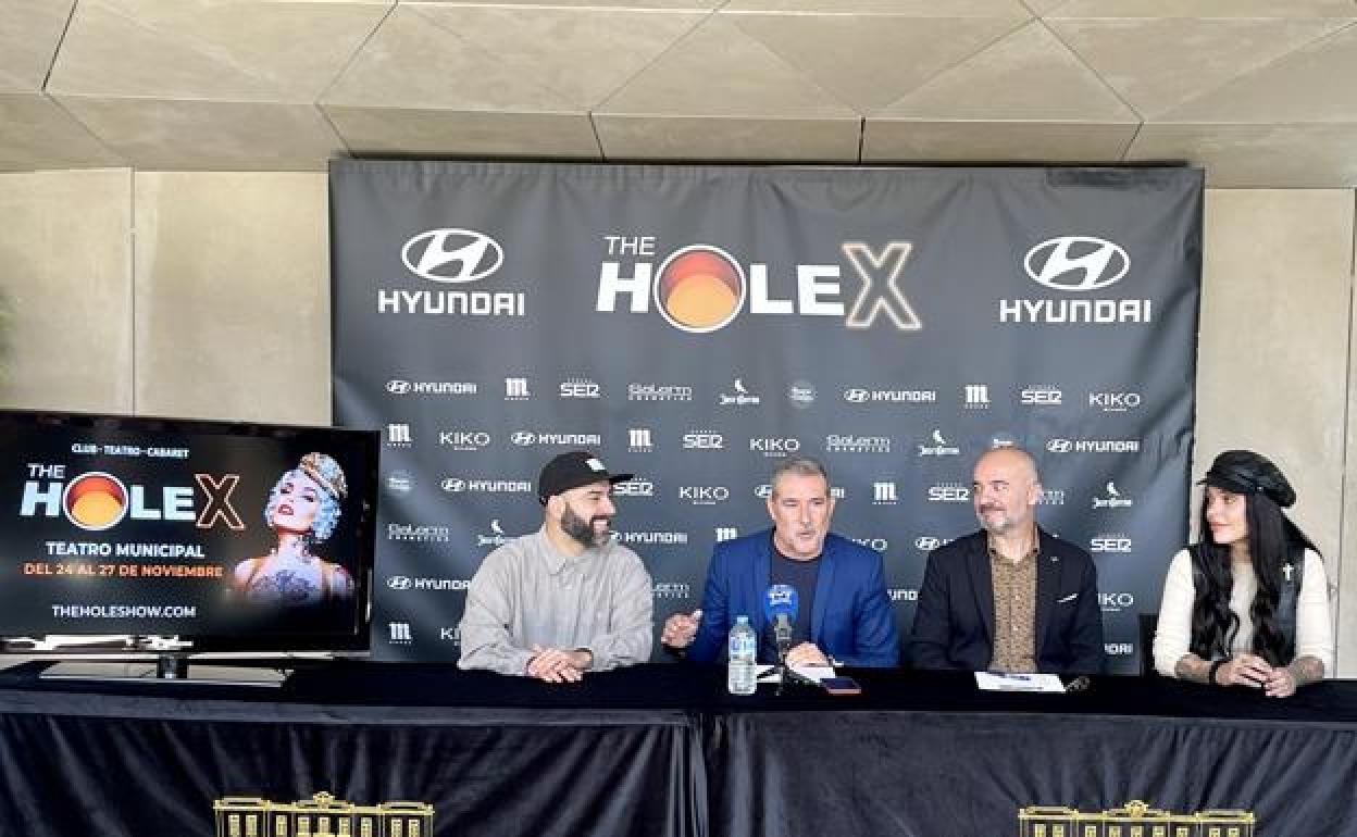 Los promotores y equipo artístico de la producción, en la presentación de 'The Hole X'.