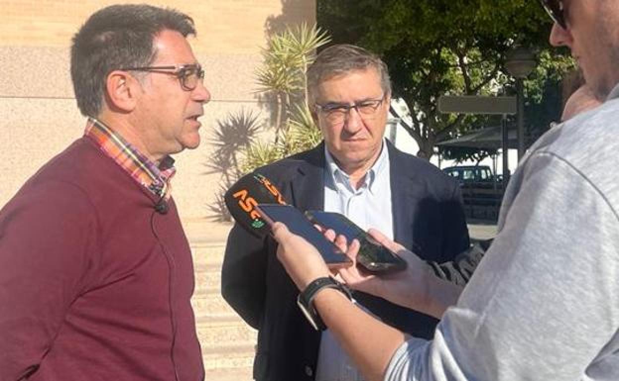 El candidato popular, Pachi Pascual, y el diputado autonómico José Antonio Rovira. 