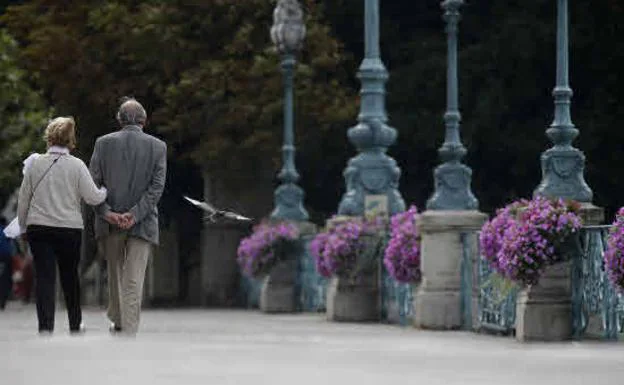 Una pareja de jubilados paseando. 