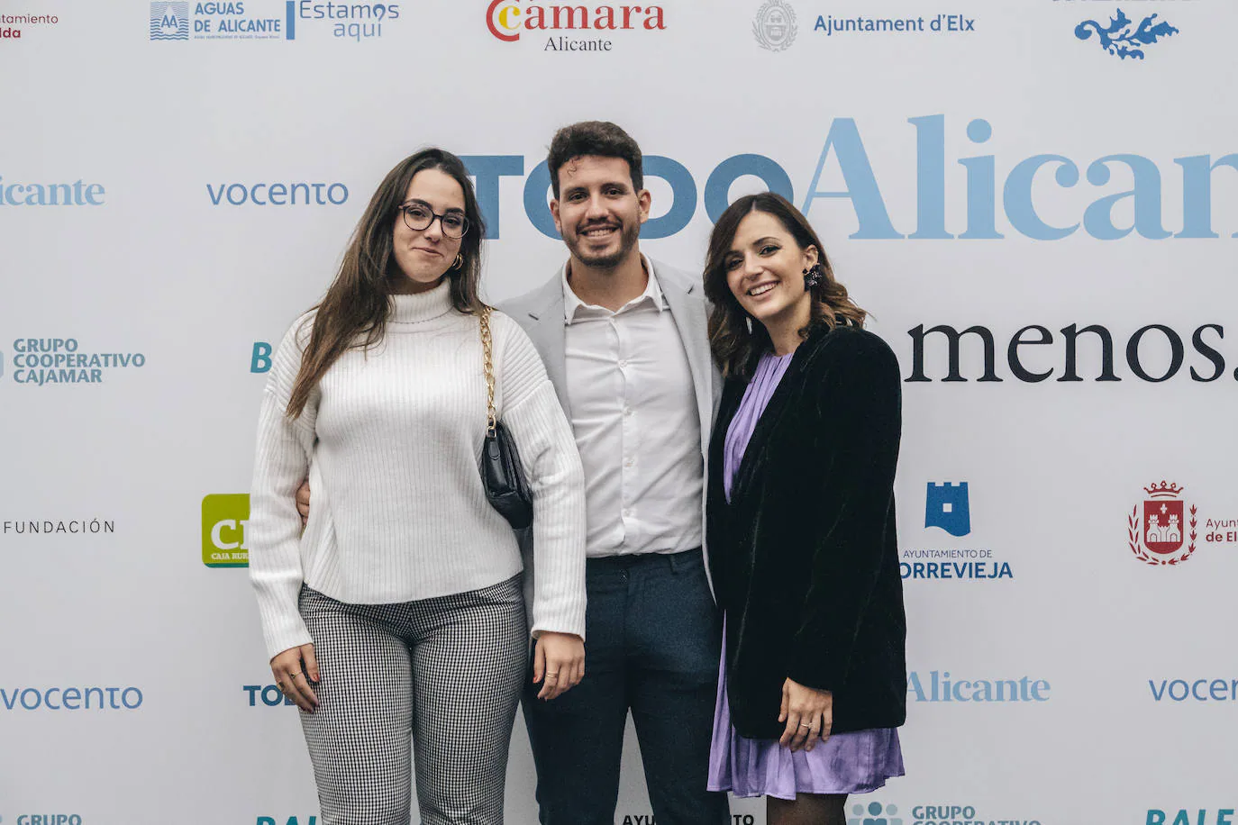 El redactor de Sucesos y Tribunales de TodoAlicante, Alejandro Hernández, junto a Mercedes Martínez y María Mirabet