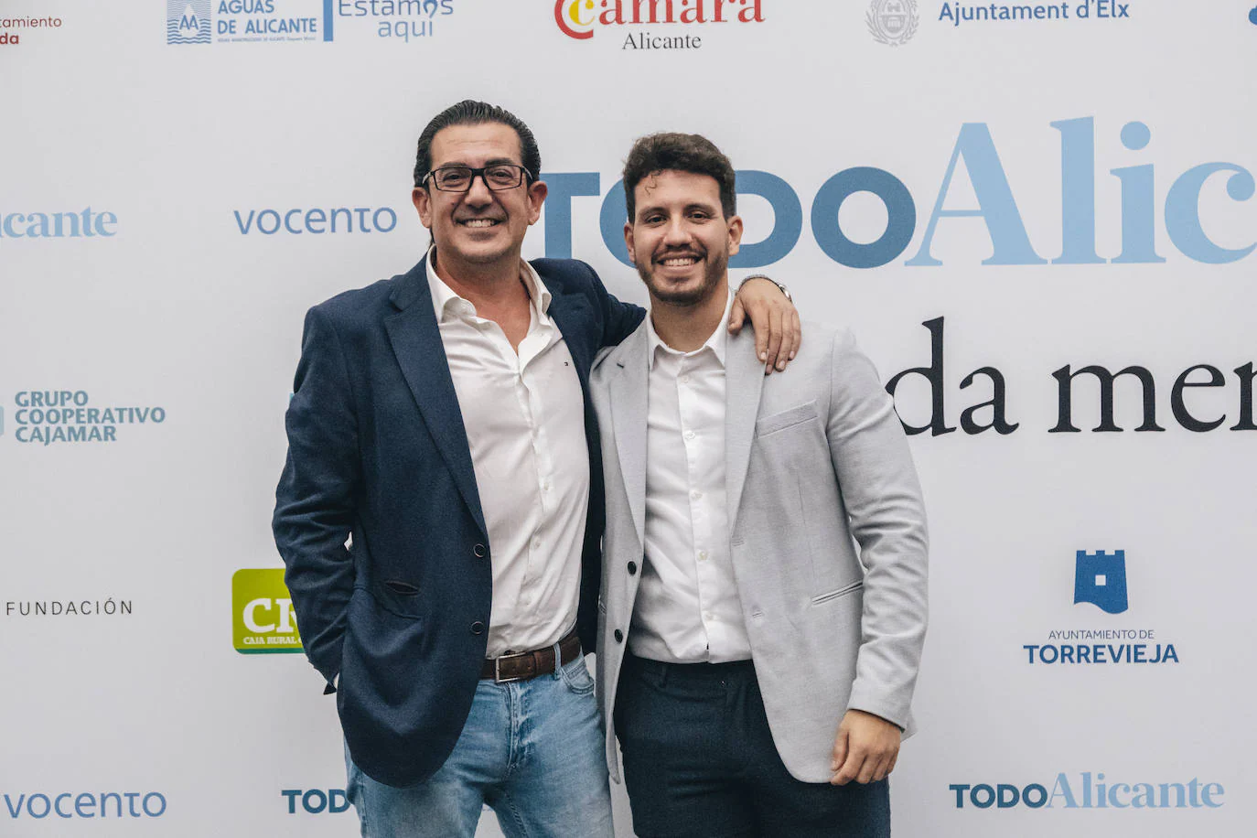El redactor de TodoAlicante, Alejandro Hernández, junto a Rafael Martínez