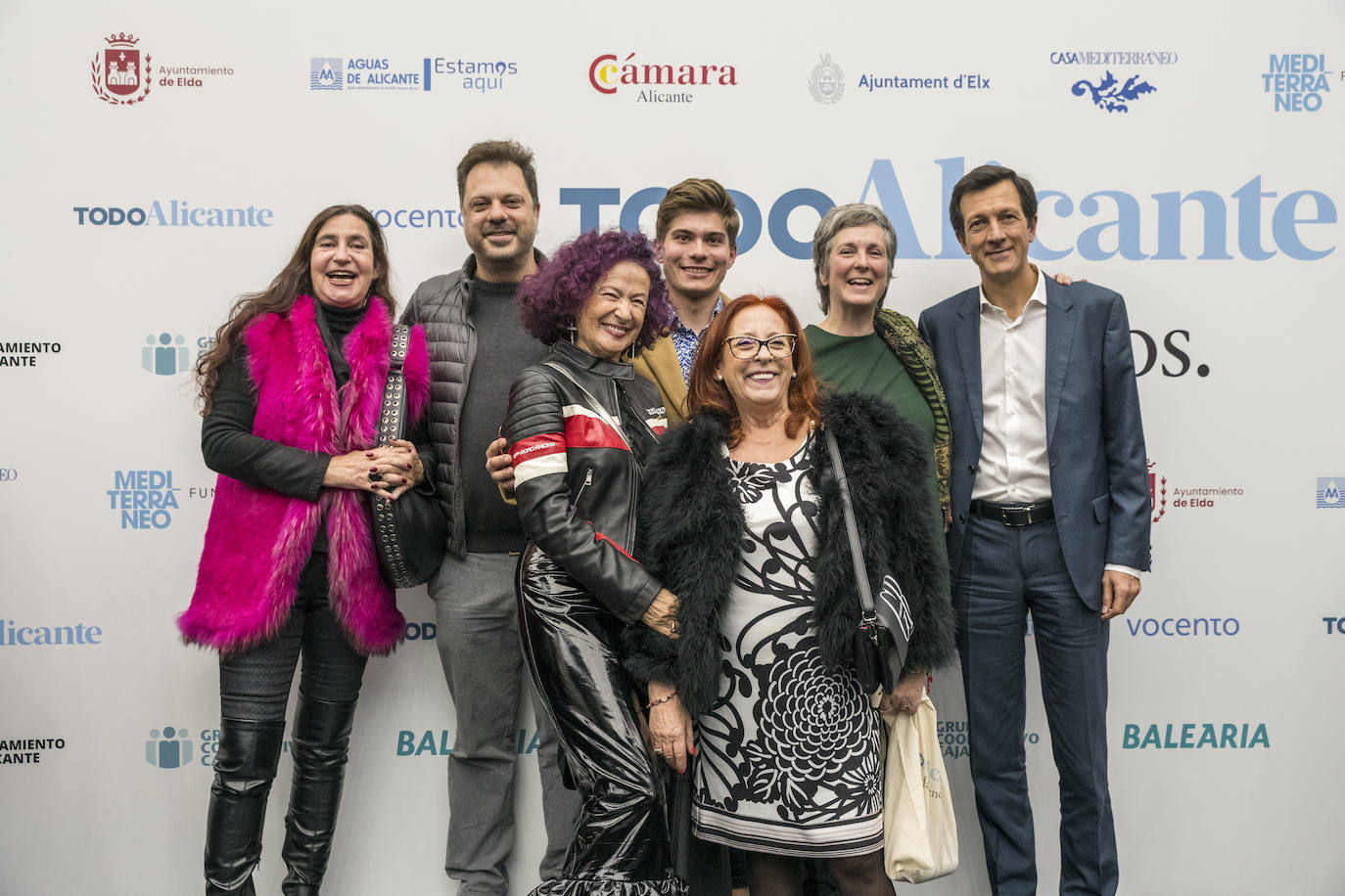 Daniel Gidrón, alto cargo de Vocento en Audiovisual y Agencias, y Reyes Caballero, directora de cine, junto con varios asistentes a la gala de TodoAlicante 