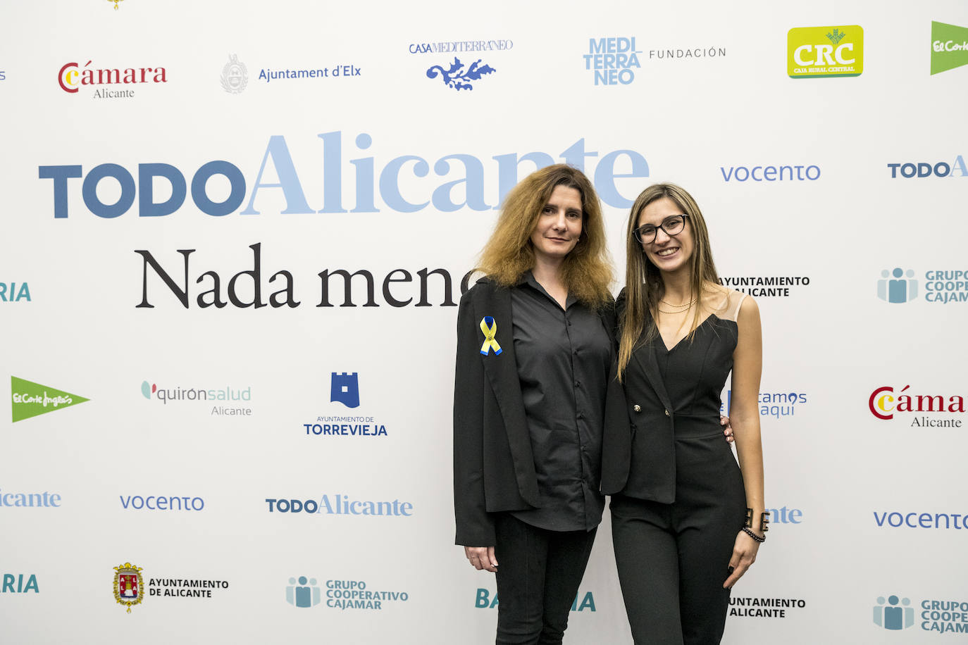 La secretaria de la asociación Amigos de Ucrania, Yulia Tkachencko, y la periodista de TodoAlicante, Susana Almenar