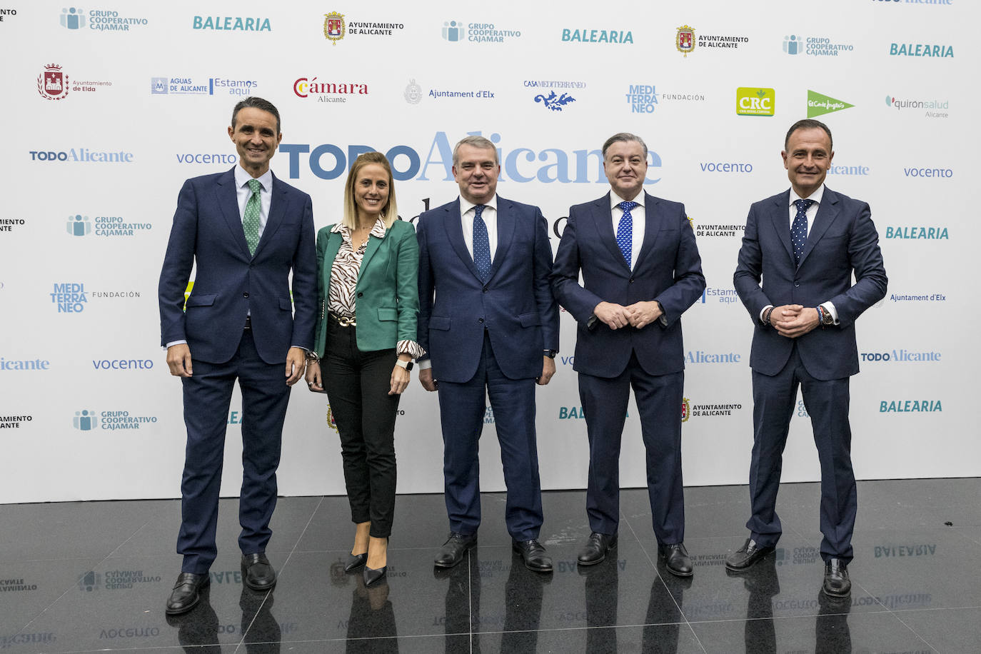Laura Vera, directora de zona de Cajamar; Manuel Nuevo, director territorial de Cajamar; Jaime Casas, de CaixaBank Comunidad Valenciana; Fernando Canós, director territorial Este del Banco Sabadell, y Jose Antonio Sendra, director de Área de Negocio Alicante de Caixabank 