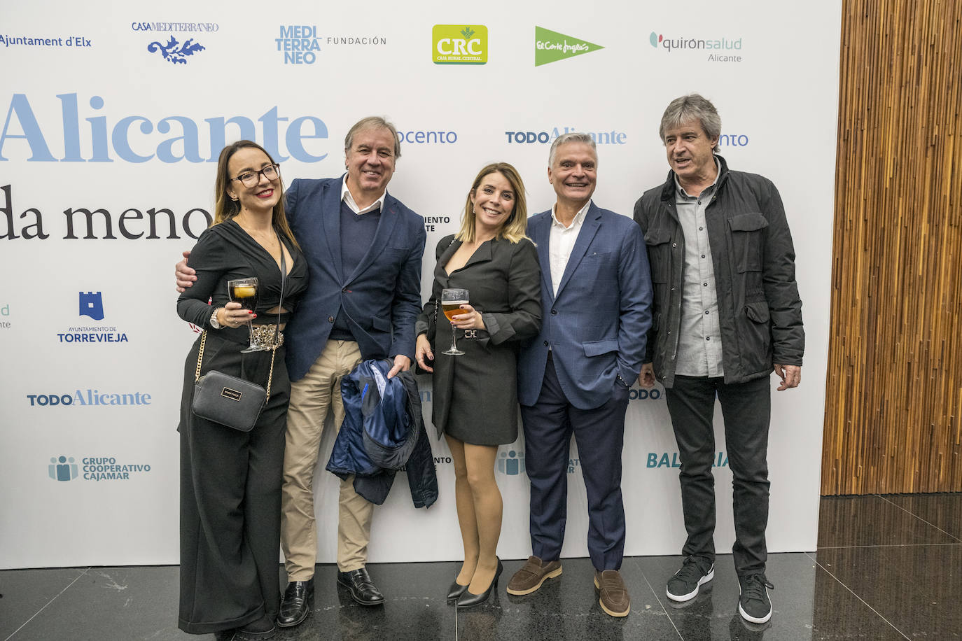 La comercial de TodoAlicante Mónica Gómez y el director de Caja Rural de la zona de Alicante, Jorge Morales, junto a varios de los asistentes a la gala