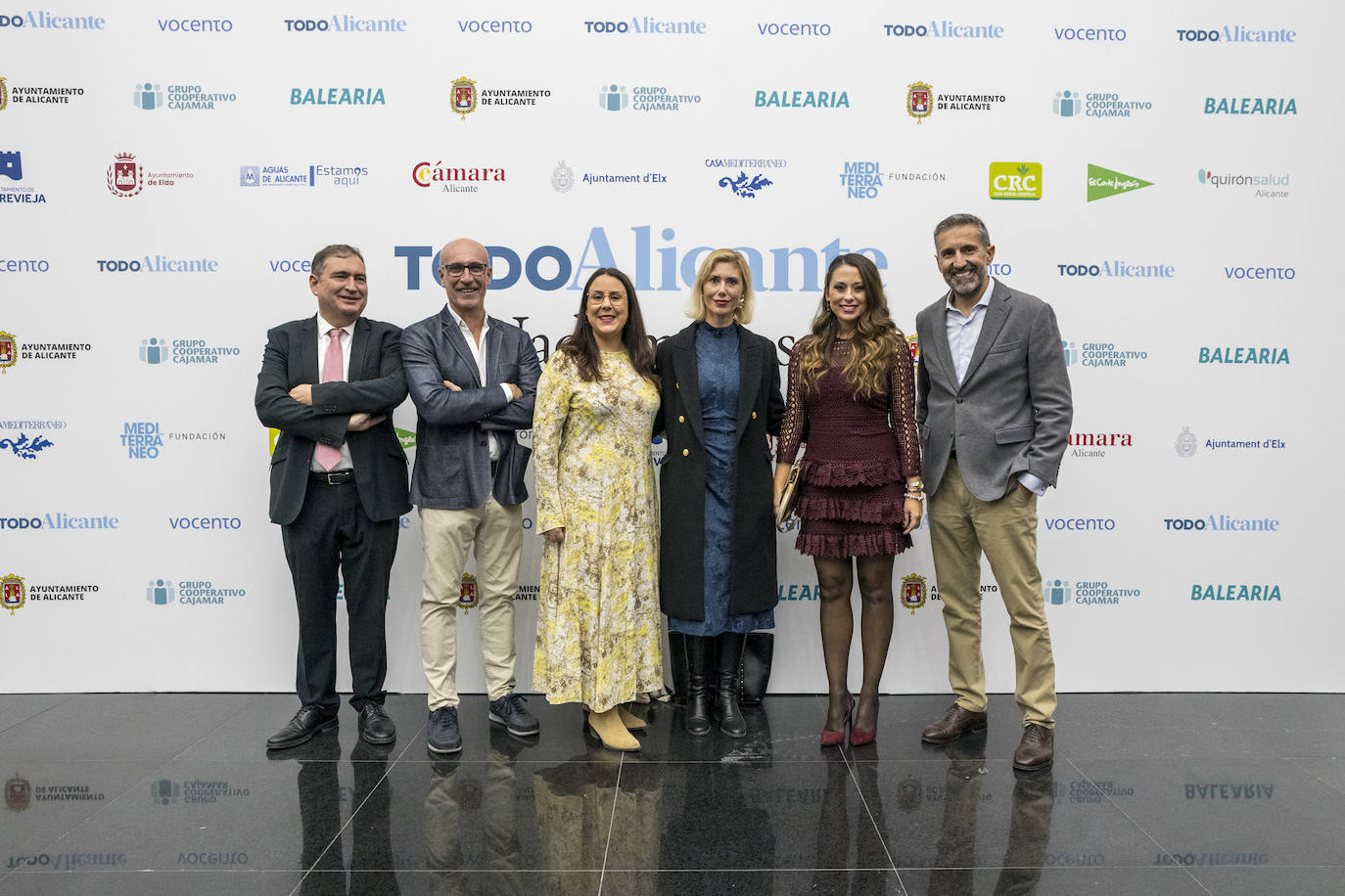 Silvia Aguilar, dircom de El Corte Inglés; David Hermoso, dircom del Puerto de Alicante; Laura Baldó, jefa de prensa del aeropuerto de Alicante-Elche-Miguel Hernández; Ezequiel Moltó, dircom de Vectalia; Tomás Moya, jefe de comunicación del Intercity, y María Gómez, responsable de comunicación de Casa Mediterráneo 