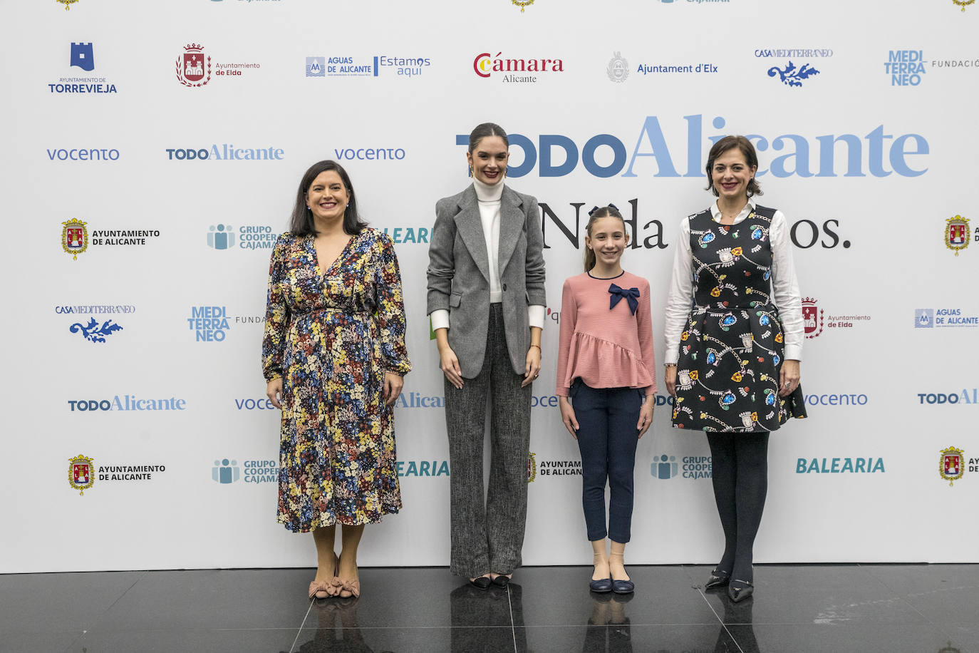 La responsable de comunicación de la Federación de Fogueres, Mar Pina; la bellea del foc, Belén Mora; la bellea del foc infantil, Inés Llavador, y Toñi Martín-Zarco, la presidenta de la Federació de Fogueres