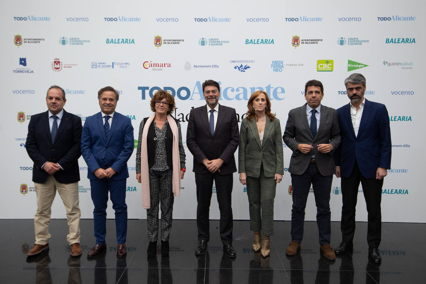 El presidente de la Cámara de Comercio, Carlos Baño, el director general de Vocento en la Zona Este, Antonio Pitera, la consellera de Innovación y Universidades, Josefina Bueno, el alcalde de Alicante, Luis Barcala, la editora jefa de TodoAlicante, Concha Pastor, el presidente de la Diputación de Alicante, Carlos Mazón, y el CEO de Vocento, Luis Enríquez
