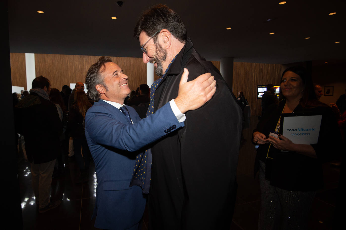 Fotos: Gran acogida institucional a la puesta de largo de TodoAlicante
