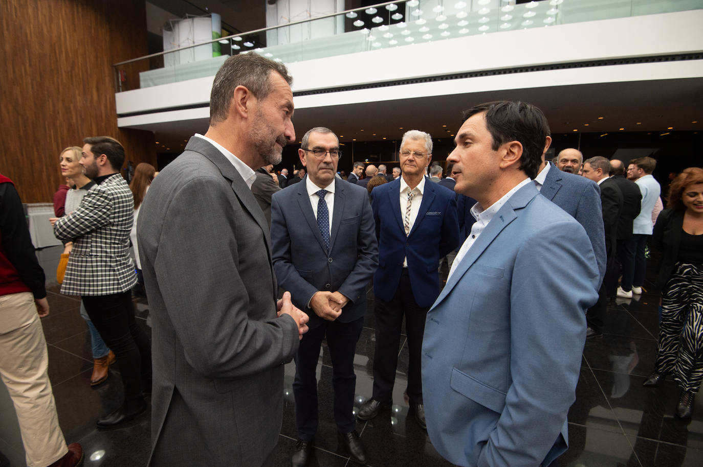 Fotos: Gran acogida institucional a la puesta de largo de TodoAlicante