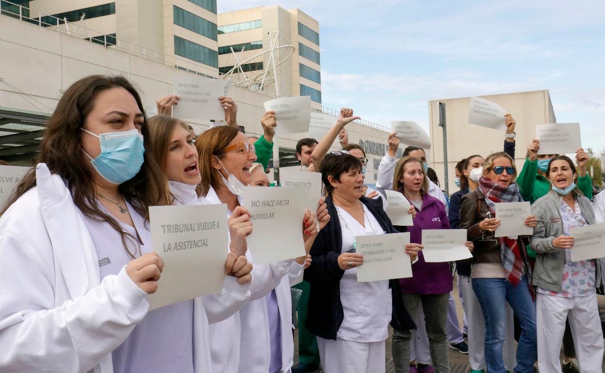 Protesta por la complejidad de las pruebas de oposición de enfermería. 