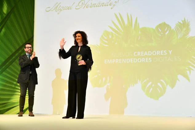 Alicia Garijo recibe su premio de manos del secretario autonómico de Cultura y Deporte, Ximo López.