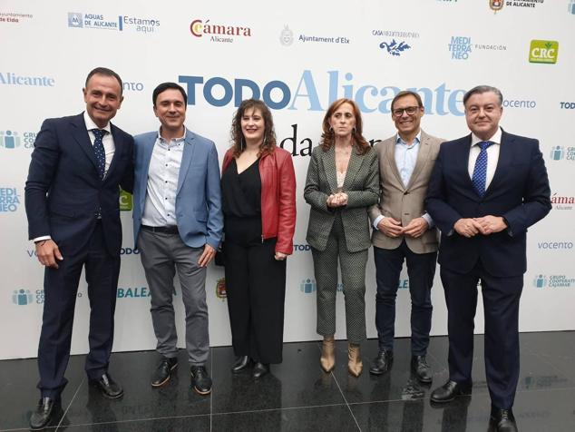 José Antonio Sendra, director de Área de Negocio de Alicante de Caixabank, el redactor jefe de TodoAlicante, José Carlos Martínez, la redactora Teresa Company, la editora jefa, Concha Pastor, Carlos Merelo, director del Centro de Banca Privada de la provincia de Alicante de Caixabank, y Jaime Casas, director del Centro de Instituciones de la Comunidad Valenciana